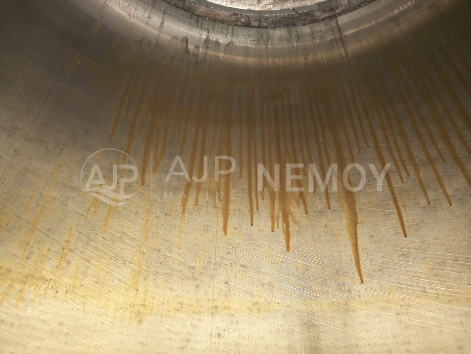 Liner surface with vertical oil traces at the 1/8 lubrication position.